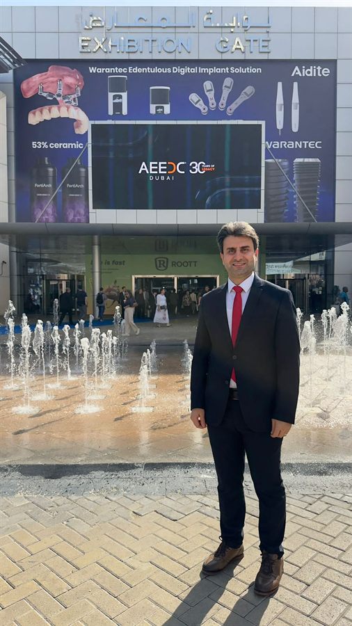 د. عابدين شاكر في مؤتمر AEEDC لطب الأسنان في دبي.