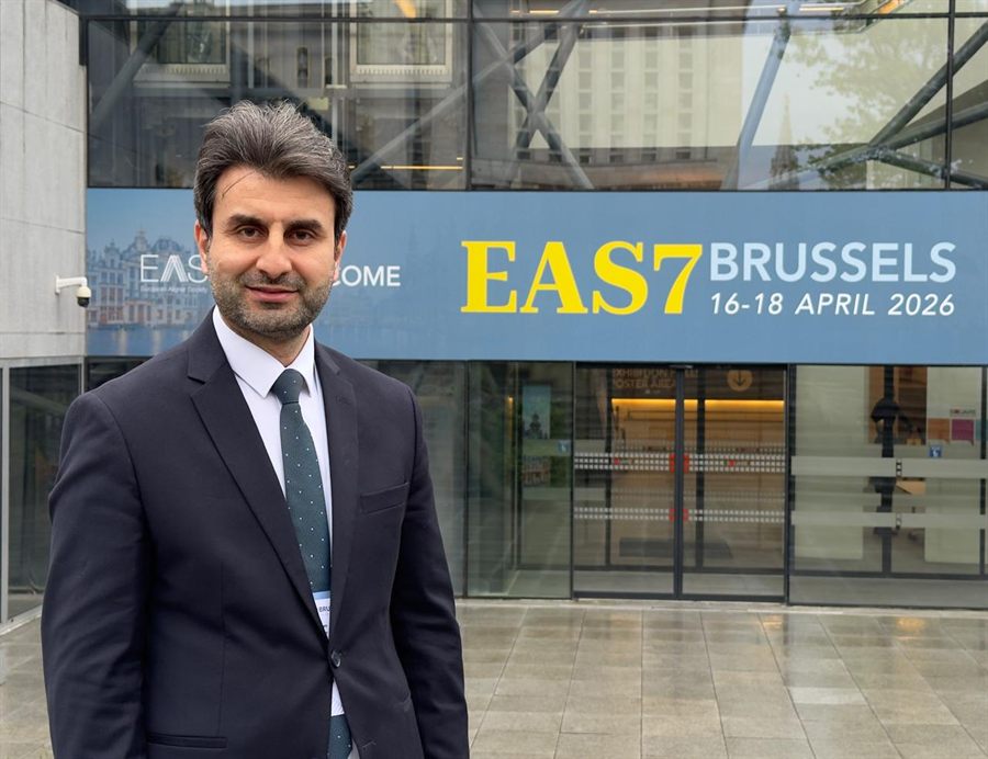 د. عابدين شاكر أمام مقر مؤتمر EAS7 في بروكسل.