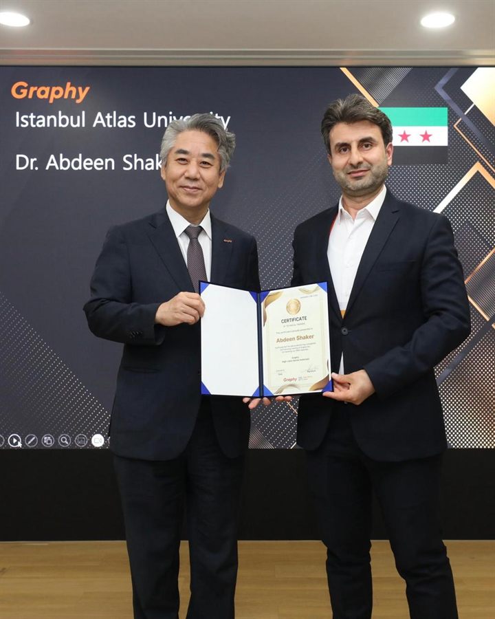د. عابدين شاكر يتسلّم شهادة تدريب تقني من Graphy في سيول، كوريا الجنوبية.